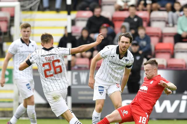 Matthew Todd tussles with Gary Oliver (Photos: Dave Johnston/Alba Pics)