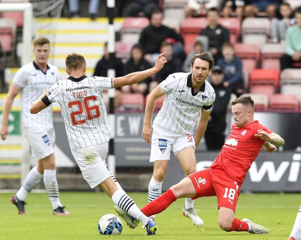 Matthew Todd tussles with Gary Oliver (Photos: Dave Johnston/Alba Pics)