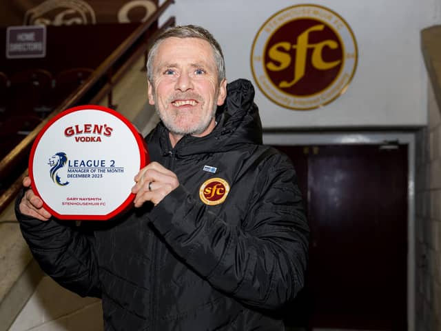 Gary Naysmith receives the Glen's Manager of the Month award at Ochilview Park (Photo: Raymond Davies Photography)