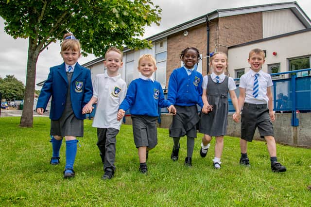P1s from Linlithgow Primary School on their first day. Photo by Paul Watt.