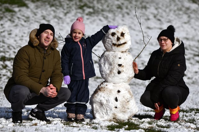 24-02-2022. Picture Michael Gillen. FALKIRK. Callendar Park in the snow. Fun in the snow. Dad, Daniel Kolev, Raya Koleva 5 and mum, Teodora Todorova.