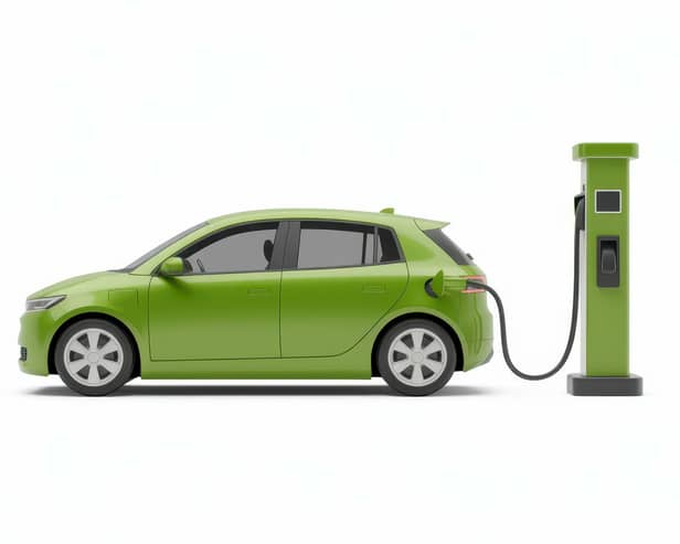 Dilemma to use EV or hyrdogen fuel car (photo: Adobe)