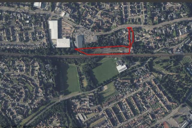 The former timber yard and railway sidings sit on an elevated position above Falkirk Road at the western end of Linlithgow, shown here bounded in red.