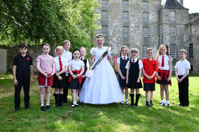 Ellie Van Der Hoek, Fair Queen and Bo'ness Public Primary School pupils with the baton in the grounds of Kinneil House