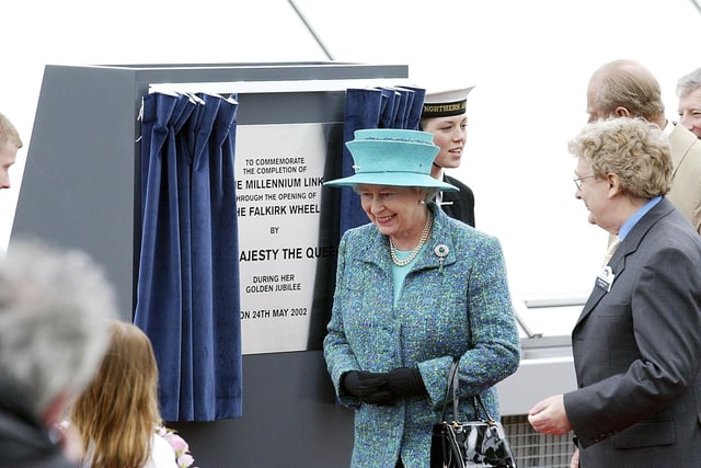 Queen opens The Falkirk Wheel