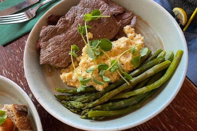 Minute steak, scrambled eggs and asparagus