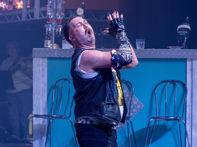 Narrator Lonny (Ross Melville) was full of energy and got the crowd going.