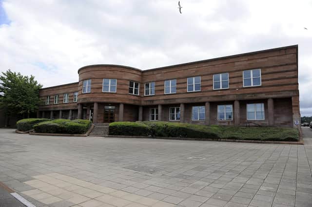 Picture Michael Gillen. Falkirk Sheriff Court exterior.