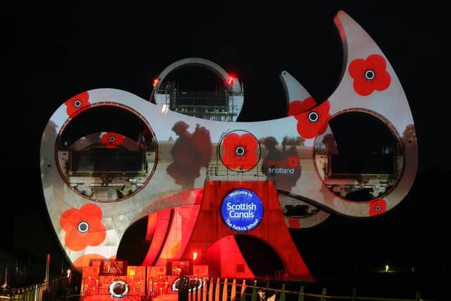 Picture Michael Gillen. The Falkirk Wheel lit with poppies to remember our fallen.