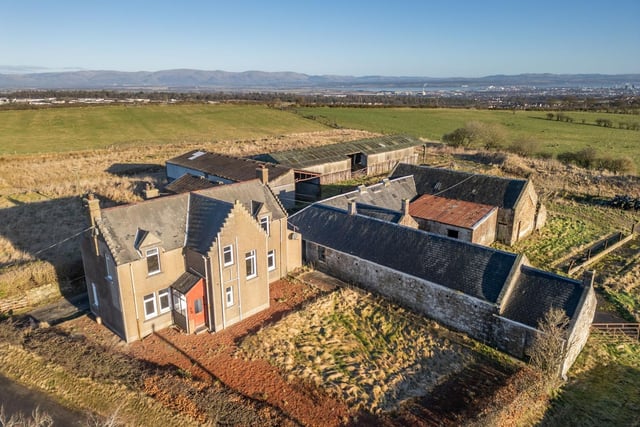 Wester Pirleyhill Farm, on the edge of the village of Shieldhill, sits in a private position with panoramic views towards Falkirk and Grangemouth beyond.