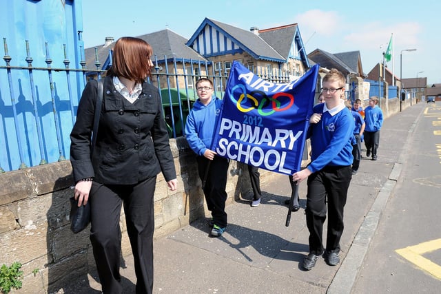 Airth Primary pupils making their way to Airth Castle.