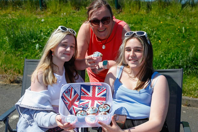 Jacqueline Hannah, chairperson of Bantaskine Residents Association, with daughters Mirrin, 13, and Kimrie, 11, and their Jubilee cupcakes