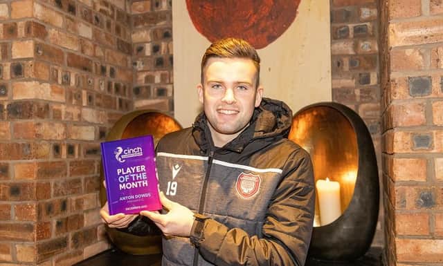Anton Dowds with his award (Pic: Roddy Mackenzie/Final Whistle Media)
