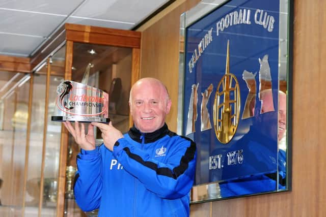 Picture Michael Gillen. Peter Houston receiving SPFL Championship Ladbrokes manager of the month award for February.