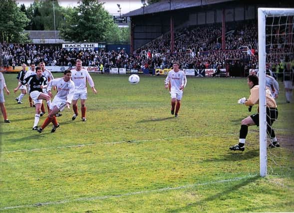 Who is scoring here in this week's mystery pic?