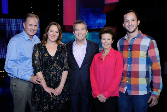 THE FAMILY CHASE 

Pictured:  The Bennet Family with host Bradley Walsh 
(l-r)  Rich, Laura, Bradley Walsh, Judy and Ali 

Photographer Steve Peskett 

Â© ITV