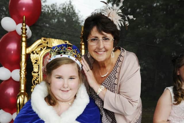 2018 Queen Stephanie Cameron was crowned by Fiona Buchanan