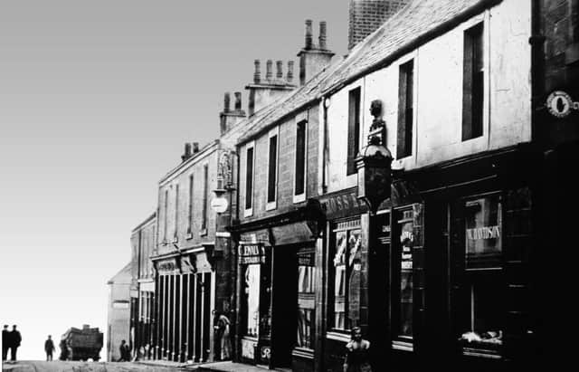 The former Crosskeys Inn on Falkirk High Street with the memorial to Burns prominent.