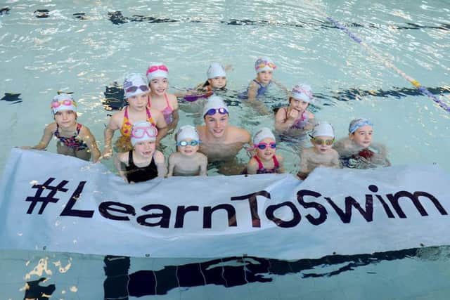 06-11-2018. Picture Michael Gillen. GRANGEMOUTH. Grangemouth Sports Complex. Duncan Scott leading a swimming masterclass. Learn to swim, Scottish Swimming.