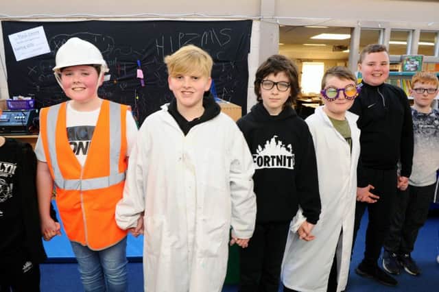 Carronshore Primary's young scientists form a chain