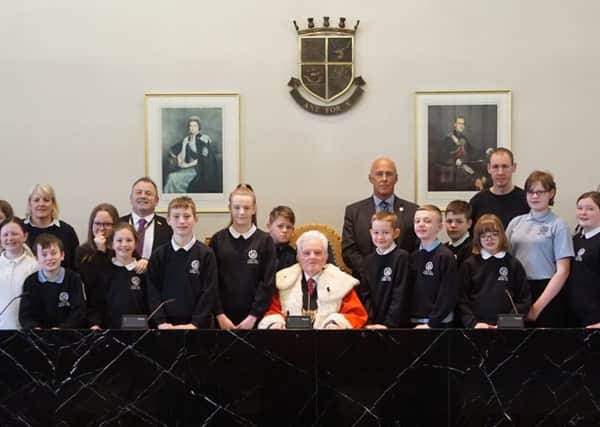 Provost Billy Buchanan welcomes pupils from Laurieston Primary School to Falkirk Council