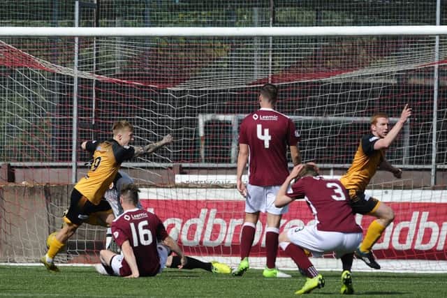 Stenhosuemuir 1 Annan Ath 2.   Pictures: Alan Murray.